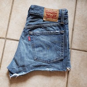 LEVI 501 FRAYED JEAN SHORTS